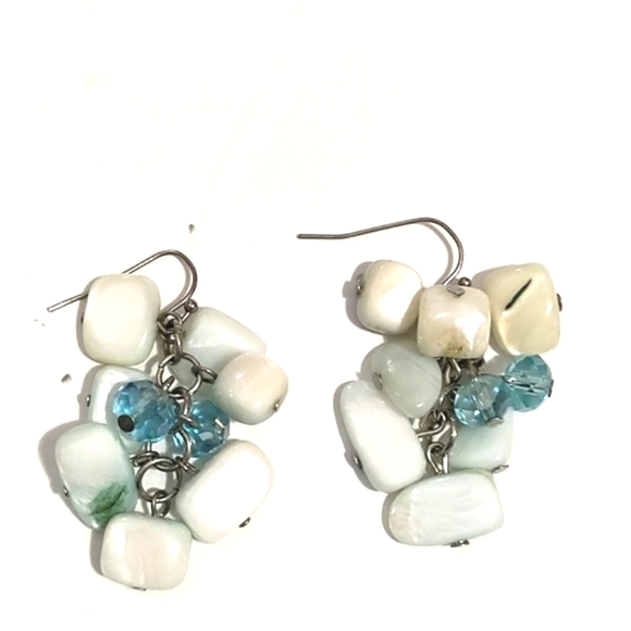 VINTAGE MILKY WHITE SHELL STONE CHIPS BLUE CRYSTAL DANGLE HOOK 1.5" EARRINGS - Picture 6 of 9